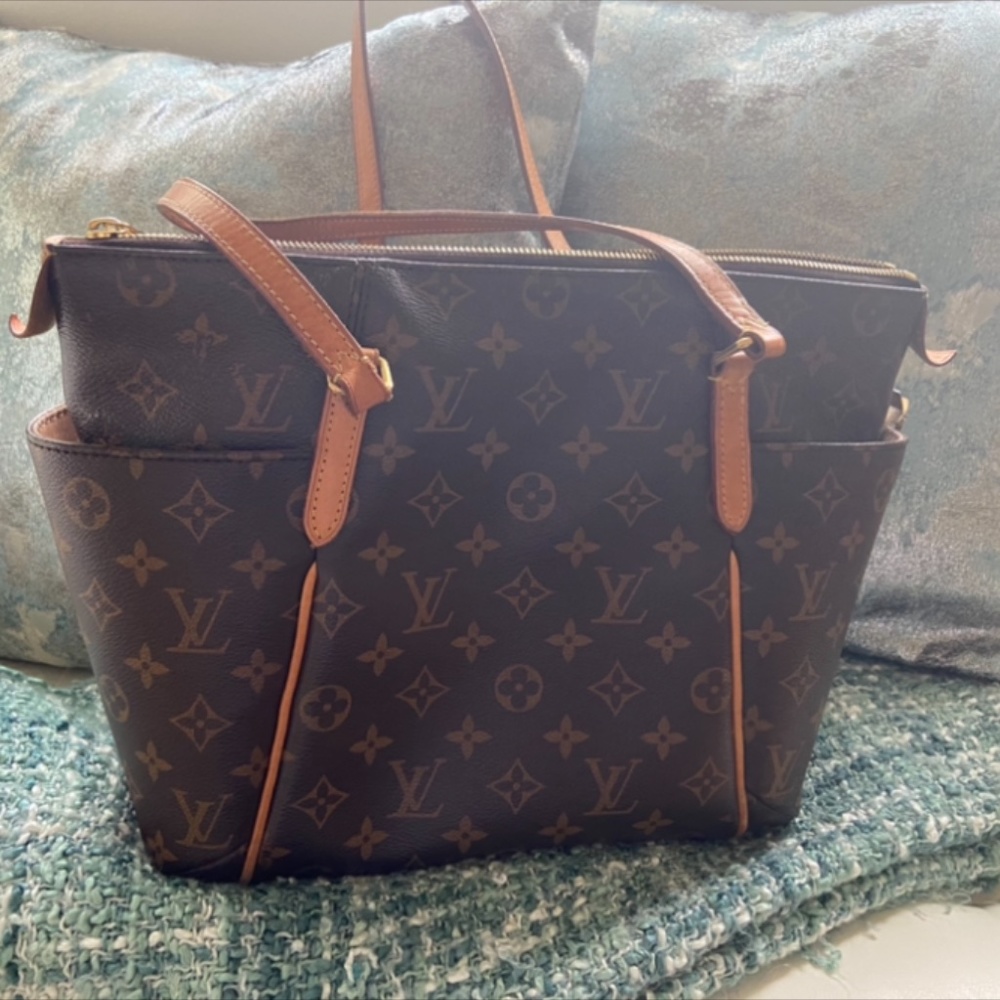 LOUIS VUITTON BAG